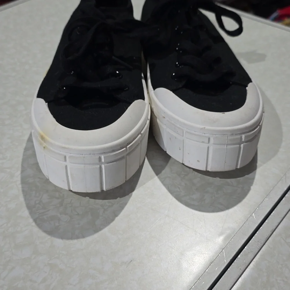 No Boundaries comfortable sneakers